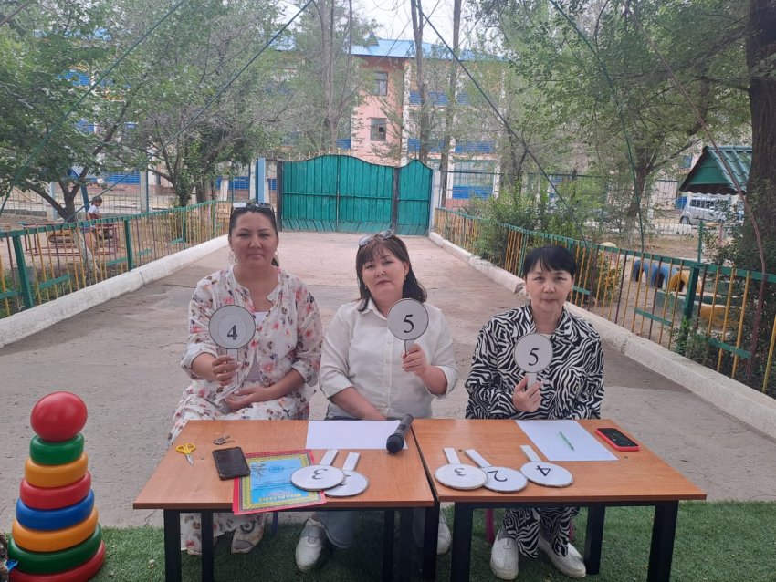 "Әкем, анам және мен-тату-тәтті отбасы"